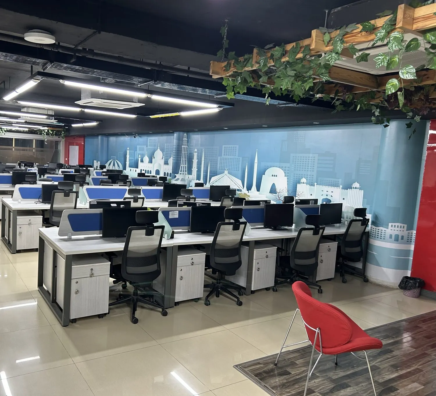 The working floor on Main Boulevard Gulberg