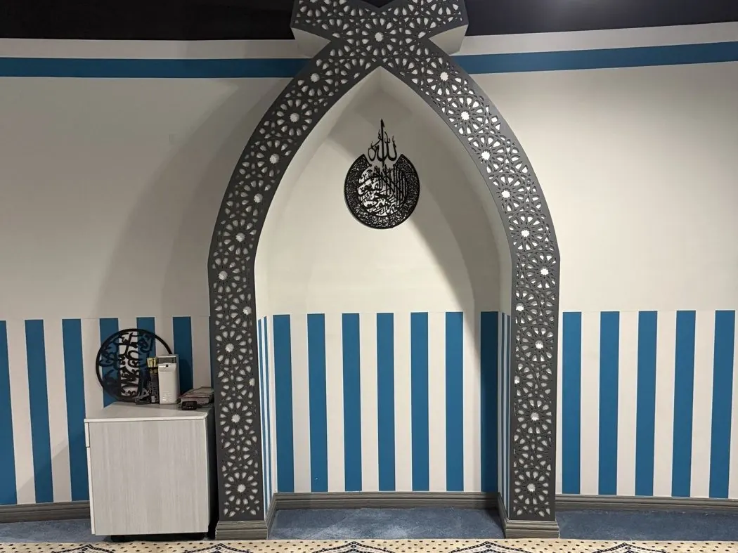 The mihrab arch in the prayer area