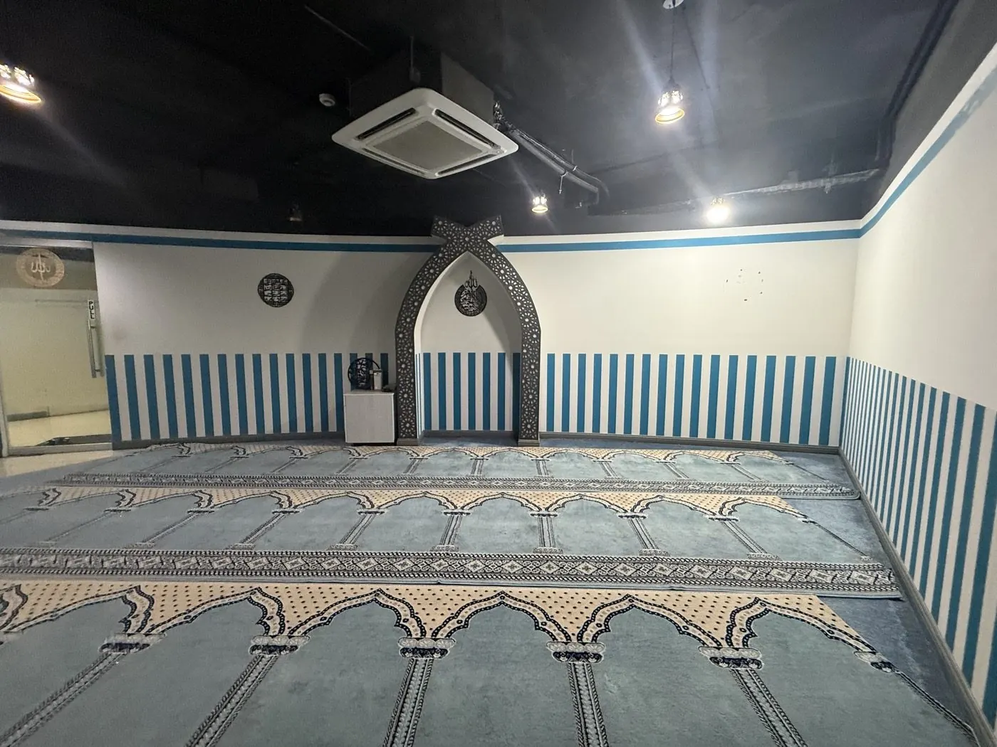 The prayer area on the floor